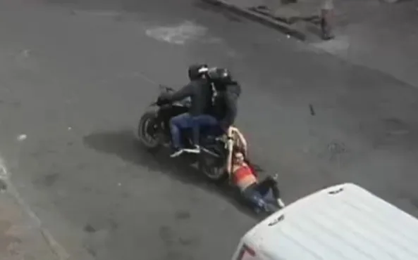 Ladrones en moto arrastraron durante cinco cuadras a una menor de edad en Bogotá