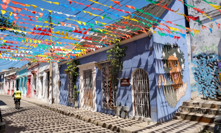 Atracador intentó robar a turistas rusos en Cartagena. Sin embargo, estos le dieron una golpiza