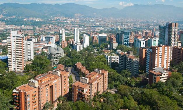 Judicializaron a dos policías de Medellín por exigirles dinero a dos ciudadanos franceses