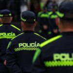 Gaula capturó a dos policías en Medellín que metieron droga en maletín de un ciudadano para justificar su captura