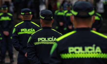 Gaula capturó a dos policías en Medellín que metieron droga en maletín de un ciudadano para justificar su captura