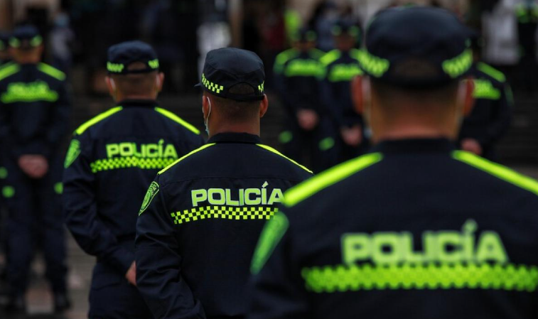 Gaula capturó a dos policías en Medellín que metieron droga en maletín de un ciudadano para justificar su captura