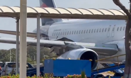 Ladrones con fusiles robaron carro de valores en aeropuerto de Riohacha. Hubo disparos, persecución, una camioneta incendiada y comunidad tomó parte del dinero