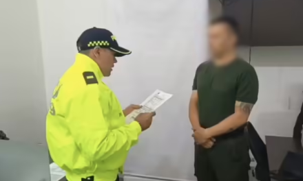 Capturaron a cuatro policías que recibían pagos para omitir controles contra el contrabando en negocios de Medellín