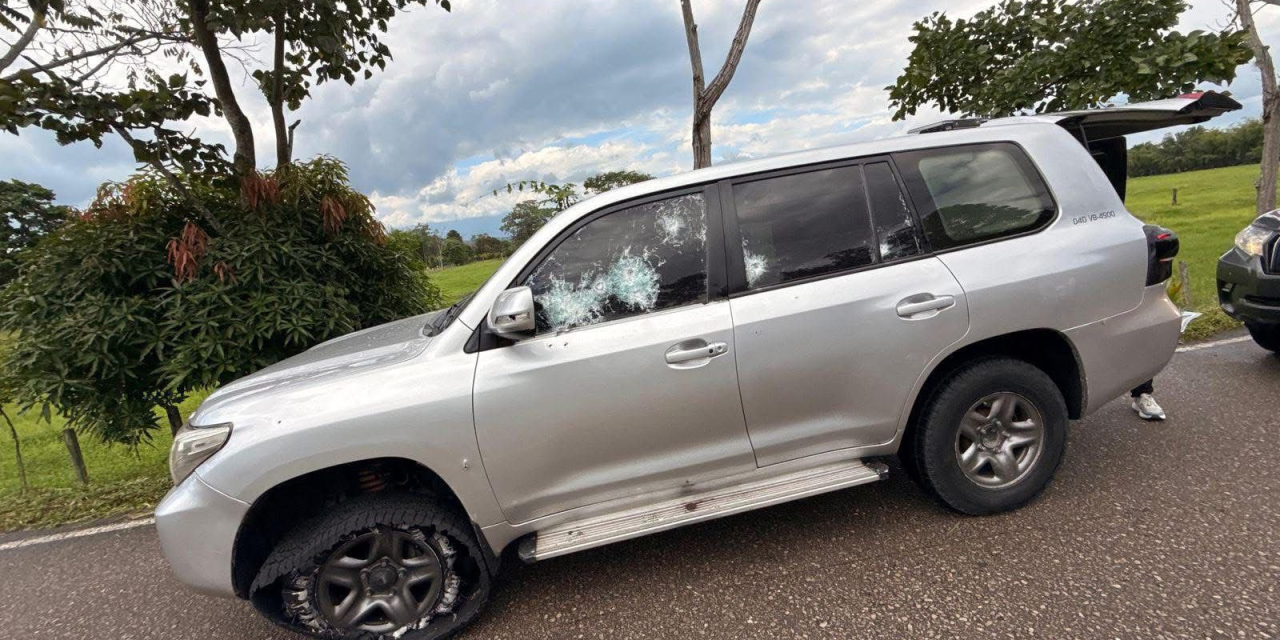 Gobernador de Arauca, Renson Martínez, fue víctima de un atentado. Lo salvó el blindaje del vehículo