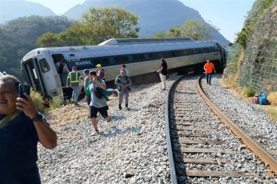 Se salió el tren en México: 13 muertos y 98 heridos