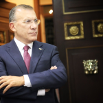 <strong>“<em>Generando tendencias</em>”: Roy Barreras se va de frente contra encuestadora Invamer</strong>