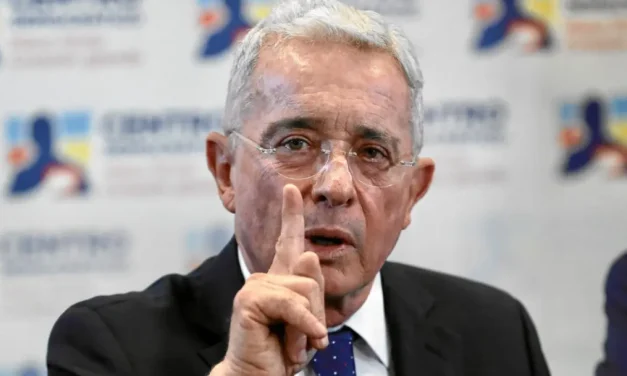 Fiscalía mantiene en firme indagatoria a expresidente Álvaro Uribe por masacres de La Granja y El Aro
